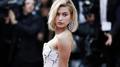 Хейли Болдуин сделала новое тату, и фаны думают, что оно посвящено певице Тейлор Свифт