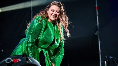 Голенька солістка гурту KAZKA показала свої груди у ванній, і ці фото до біса спекотні