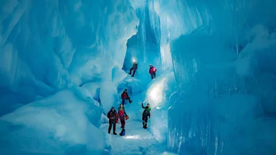 Украинские полярники нашли "потерянную" пещеру в Антарктиде, и эти фото поражают