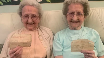 95-річні жіночки-двійнята назвали пиво і відмову від сексу "секретами" свого довголіття