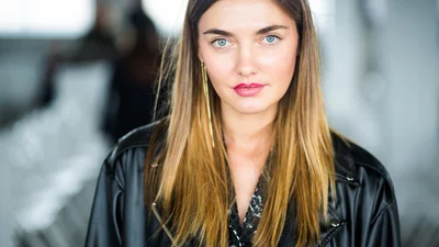 Модель Алина Байкова позировала среди коров на фоне живописных пейзажей родной Украины