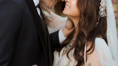 Пайпер із "Всі жінки - відьми" поділилася чуттєвими весільними фото