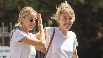 Инсайдеры рассказали, как развиваются отношения Майли Сайрус с 31-летней любовницей