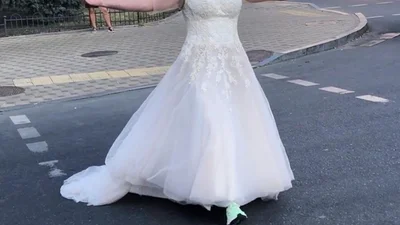 Слава Демин надел свадебное платье и кружил в нем в центре Киева