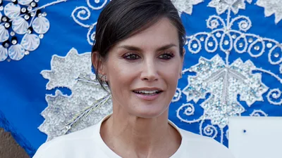 Королева Летиція стильно одягнула гарячий тренд цієї осені