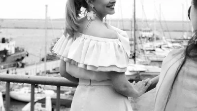 Мережу сколихнули весільні фото Олени Кравець, на яких вона ще зовсім юна