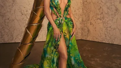 50-летняя Джей Ло вызвала фурор на показе Versace, появившись в платье 20-летней давности