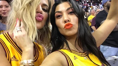 Зажигательные сестры Кардашьян рассмешили пользователей ковбойским танцем