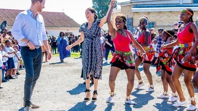 Відео дня: Меган Маркл і принц Гаррі кумедно станцювали з жителями Південної Африки