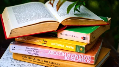 Назвали найкращі книги ХХІ століття, і це той момент, коли читати не нудно