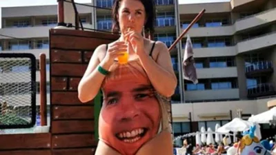 Папа сделал 26-летней дочери купальник со своим лицом, чтобы к ней не клеились парни