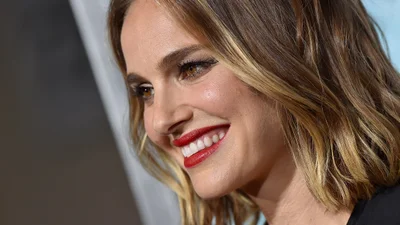 Наталі Портман прийшла на прем'єру в коротесенькій сукні з надзвичайно глибоким декольте