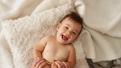 Заразливий регіт малюка, який вчить алфавіт, розсмішив мережу