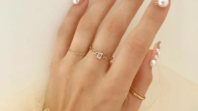 Элегантный маникюр с жемчугом и золотом стал хитом среди модниц