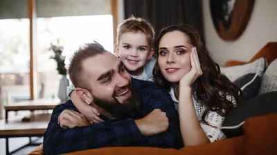 Юлия Санина вместе с семьей снялась в фотосессии и показала, какие они вне сцены