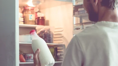 Мужчина неочікувано заскочив на власній кухні голого незнайомця, який співав і пив молоко