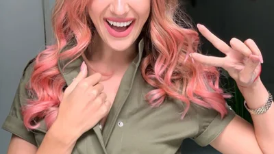 Леся Никитюк покрасила волосы в розовый, и теперь еще больше похожа на куклу