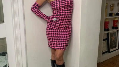 Леді Гага влаштувала фотопровокацію в рожевих трусиках посеред басейну