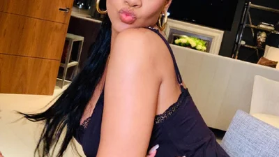 Рианна пафосно прошлась в бикини и сигаретой в зубах