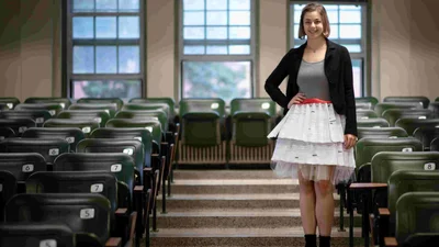 Девушка защитила диссертацию в самодельной юбке, сшитой из отказов публиковать ее статьи