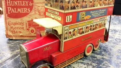 Чета пенсионеров нашла коробку из-под печенья, которая принесла им немало деньжат