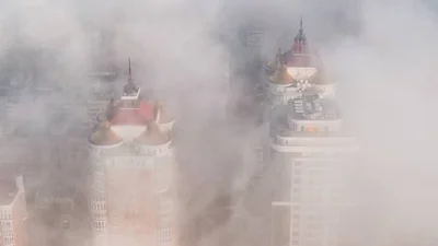 Київ поринув у густий туман через смог, і ці фото, наче з фільму жахів