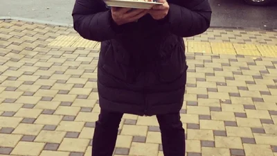 Слава Демин "умылся" майонезными салатом прямо посреди улицы