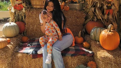 Кайлі Дженнер одягла дочку в копію власного костюма на Met Gala, і це верх мімішності