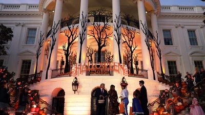 Меланія і Дональд Трамп красиво та моторошно прикрасили Білий дім до Геловіна