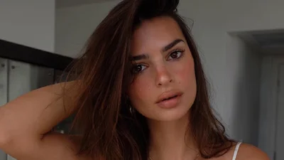 Сексуальна Емілі Ратажковскі голяка ходить по хаті і не соромиться це показати