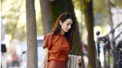 Розкішна Амаль Клуні показала, як носити найкрасивіший колір сезону