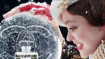 Праздник уже близко: бренд Chanel открыл сезон трогательных рождественских роликов