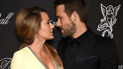 Папарацци впервые после родов поймали Блейк Лайвли на прогулке с Райаном Рейнольдсом