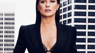 53-летняя Сальма Хайек опубликовала фото своего тела без фотошопа, и тебя удивит этот кадр