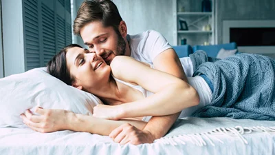 Вчені дослідили, що закоханим іноді корисно спати окремо, і ось чому