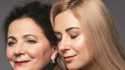 Дві українські красуні: Тоня Матвієнко разом з мамою знялась у стильній фотосесії