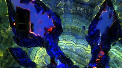 Фотограф збільшила світлини з мінералами, і тепер на них можна побачити космос та океан