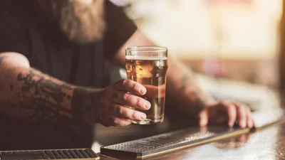 Мужчина перестал употреблять алкоголь, и вот как изменилось его тело за 3 года