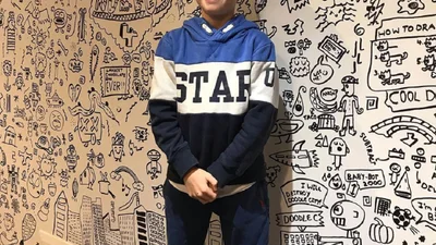Парня, которого учителя ругали за рисование на уроках, пригласили раскрасить ресторан