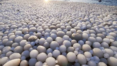 Пляж в Финляндии покрылся гигантскими "ледяными яйцами"