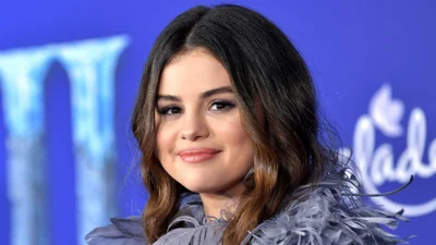 Селена Гомес зізналася, що дійсно соромиться своїх зайвих кілограмів