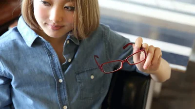 В Японии женщинам запретили носить очки на работу, потому что это "неженственно"