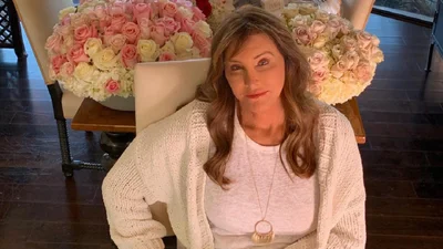 70-летний отец-трансгендер Кайли Дженнер позировал в крошечном бикини