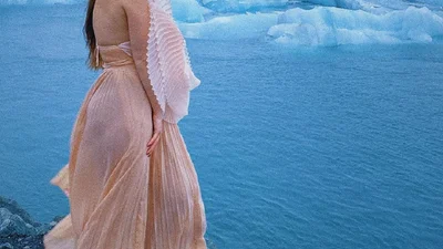 Даша Астафьева засветила соски на ледниках Исландии