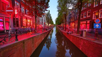 В Амстердаме планируют избавиться от улицы "красных фонарей", ведь она портит репутацию