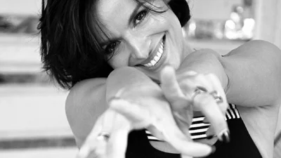 37-летняя Надежда Мейхер показала лицо без макияжа, и ее очень легко спутать со школьницей