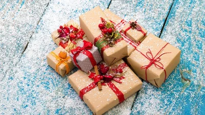 Бюджетные новогодние подарки: чем удивить родных под елкой - советуют ведущие Люкс ФМ