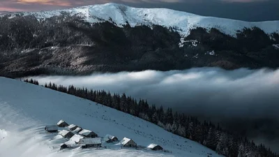 Карпаты засыпало пушистым снегом, и потрясающие фото гор создают праздничную атмосферу