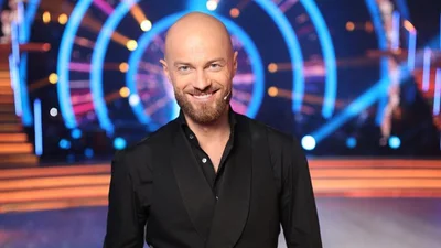 Влад Яма показав архівне фото, на якому в нього розкішна каштанова шевелюра