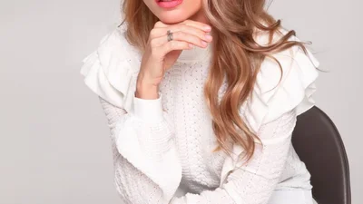 Оля Фреймут показала фото 20-летней давности, на котором она еще тот сочный персик